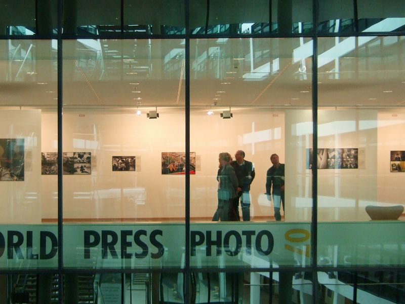 World Press Photo 07 Ausstellung in Wien mit Besuchern, die Fotografien betrachten.